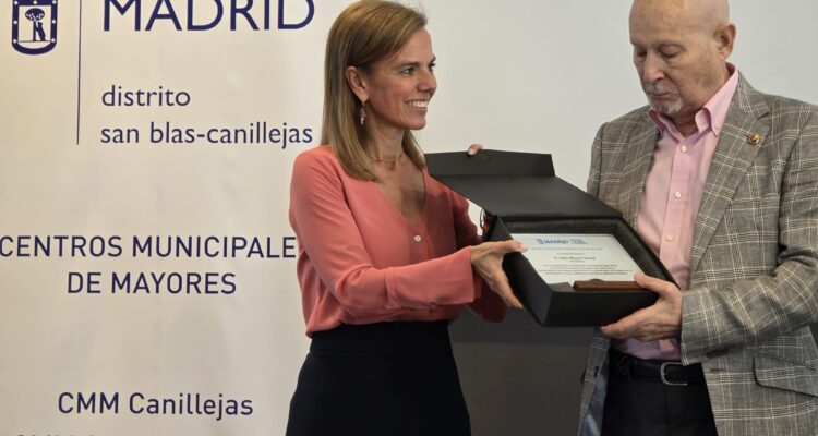 Almudena Maíllo, ha participado en el homenaje organizado por la junta municipal a los voluntarios de los centros de mayores