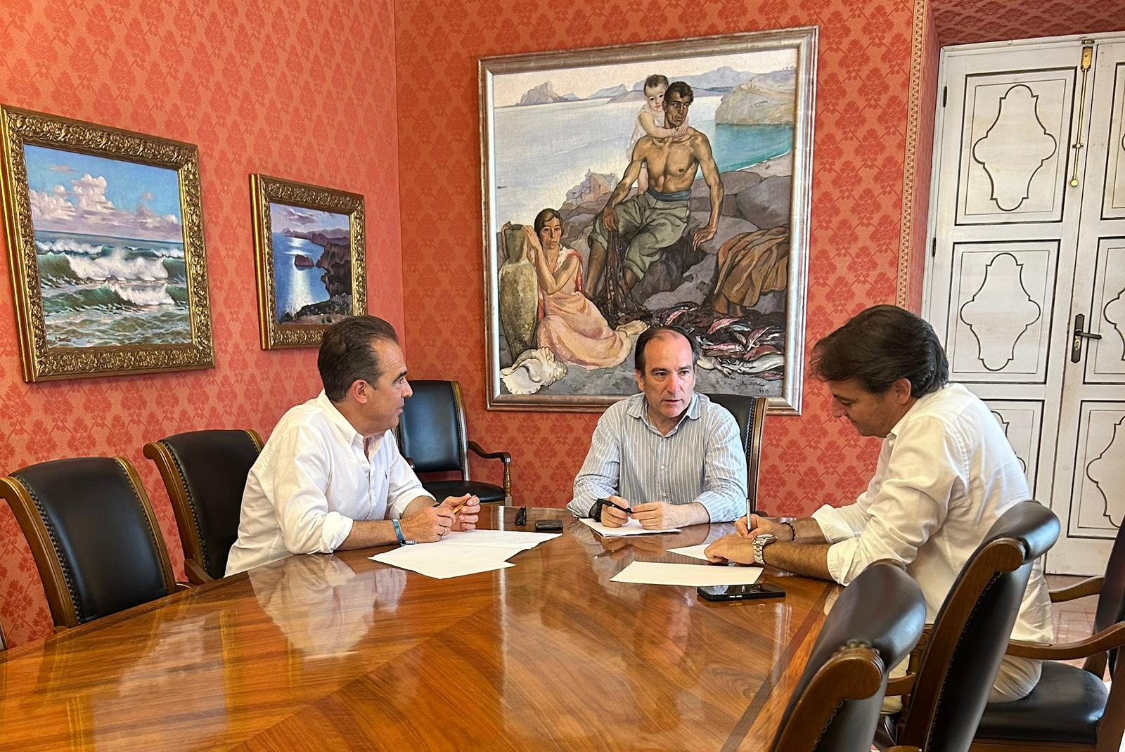 Borja Carabante, en la reunión con los concejales de Urbanismo y Movilidad, Antonio Peral y Carlos de Juan, en Alicante