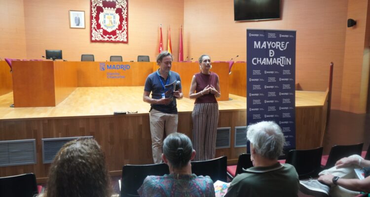 La concejala de Chamartín, Yolanda Estrada, en el acto de bienvenida a los nuevos socios de los centros de mayores