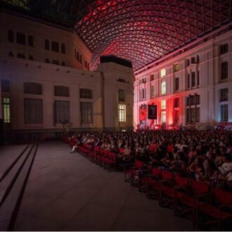 Proyección de Pulp Fiction durante una sesión de cine de verano en Cibeles de Cine