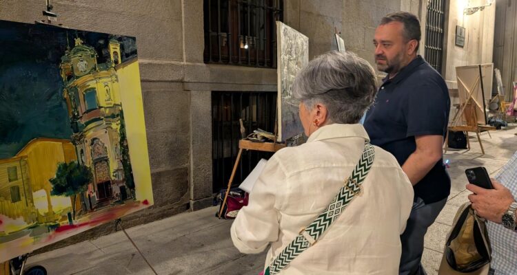 El concejal, Carlos Segura, durante el Concurso pintura nocturna Madrid de los Austrias