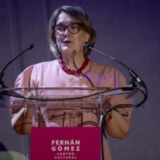 Rivera de la Cruz en el escenario presentando la temporada 26-27 del teatro Fernán Gómez