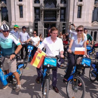 El alcalde en la plaza de Cibeles junto a una treintena de representantes diplomáticos que han llegado hasta el Templo de Debod en bici