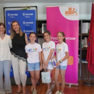Yolanda Estrada en la renovación del convenio de colaboración con la asociación Power To Code
