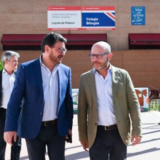 El delegado de Políticas Sociales, Familia e Igualdad, José Fernández, acompañado por el concejal de Villa de Vallecas, Carlos González Pereira, en la visita al CEIP Loyola de Palacio
