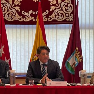 El concejal del distrito, David Pérez, durante el Pleno de Hortaleza