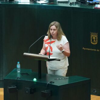 Inma Sanz durante su intervención en el Pleno del Ayuntamiento de Madrid