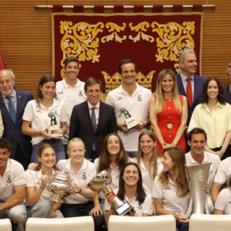 El alcalde de Madrid, José Luis Martínez-Almeida, recibe a los equipos de hockey sobre hierba del Club de Campo Villa de Madrid