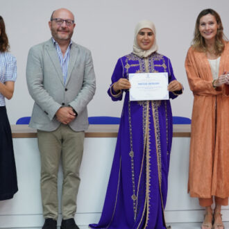El delegado de Políticas Sociales, Familia e Igualdad, José Fernández, entrega los diplomas del VII Curso de Formación de Mediadores Interculturales de Cañada Real