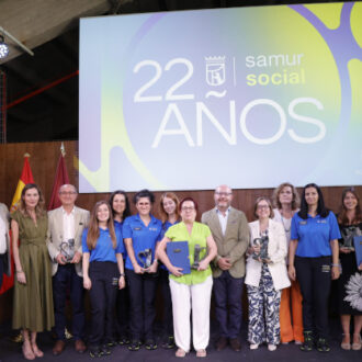 El delegado de Políticas Sociales, Familia e Igualdad, José Fernández entrega los Reconocimientos SAMUR Social 2026