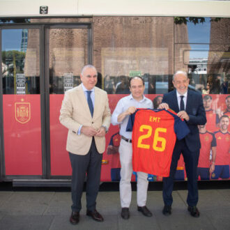 El delegado de Urbanismo, Medio Ambiente y Movilidad, Borja Carabante, presenta una acción de la EMT de apoyo a la selección española de fútbol