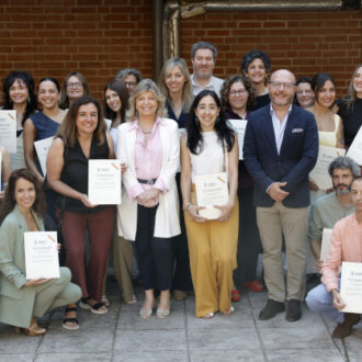 La delegada de Economía, Innovación y Hacienda, Engracia Hidalgo, y el delegado de Políticas Sociales, Familia e Igualdad, José Fernández, dan la bienvenida a la nueva promoción de educadores sociales