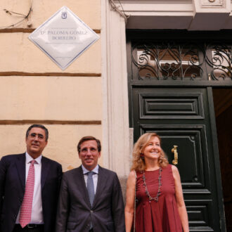 El alcalde de Madrid, José Luis Martínez-Almeida, ha descubierto una placa en recuerdo de la periodista madrileña en su domicilio de la calle de la Libertad