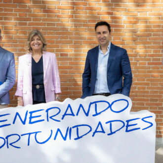 La delegada de Economía, Innovación y Hacienda, Engracia Hidalgo, acompañada por el director de Plena Inclusión Madrid, Javier Luengo, y el gerente de la Agencia para el Empleo de Madrid, Pepe Aniorte