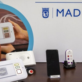 Equipos del sistema municipal de teleasistencia que permiten solicitar ayuda de forma inmediata desde el hogar