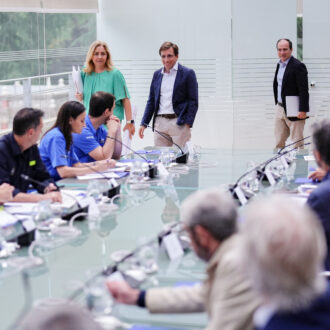 El alcalde de Madrid, José Luis Martínez-Almeida, preside una reunión con representantes de los servicios municipales con motivo de la visita del papa León XIV a la capital