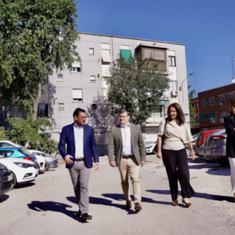 El delegado de Políticas de Vivienda y presidente de la Empresa Municipal de la Vivienda y Suelo de Madrid (EMVS Madrid), Álvaro González, junto al concejal de Villa de Vallecas, Carlos González, durante la visita a la Colonia Nuestra Señora de las Nieves