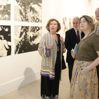 La delegada de Cultura, Turismo y Deporte, Marta Rivera de la Cruz, inaugura la exposición ‘Elena Jiménez. Premio Nacional de Arte Gráfico’