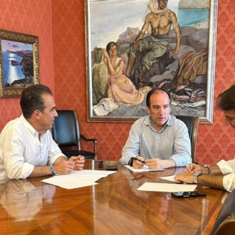 Borja Carabante, en la reunión con los concejales de Urbanismo y Movilidad, Antonio Peral y Carlos de Juan, en Alicante