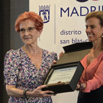 Almudena Maíllo, ha entregado los diplomas de reconocimiento a los voluntarios de los centros de mayores