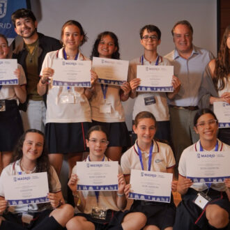 El concejal Jaime González Taboada ha entregado los diplomas a los ganadores de la primera edición del Certamen de Debate Escolar de Chamberí