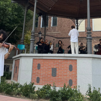 Concierto de la Orquesta de Cámara Sierra Norte de Madrid (ONCAM) en la renovada plaza de Chamberí con la participación sorpresa del violinista internacional, Ara Malikian