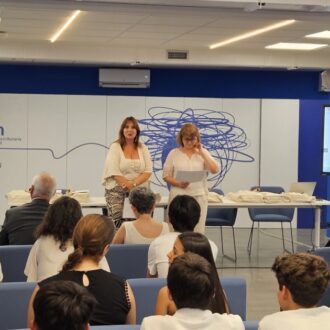 Un momento de la entrega de los premios del concurso a los escolares de los centros ganadores