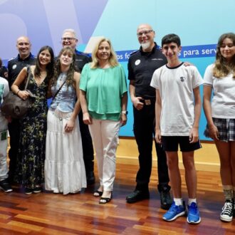 Sanz posa con los estudiantes participantes en el programa Zonas Libres de Acoso