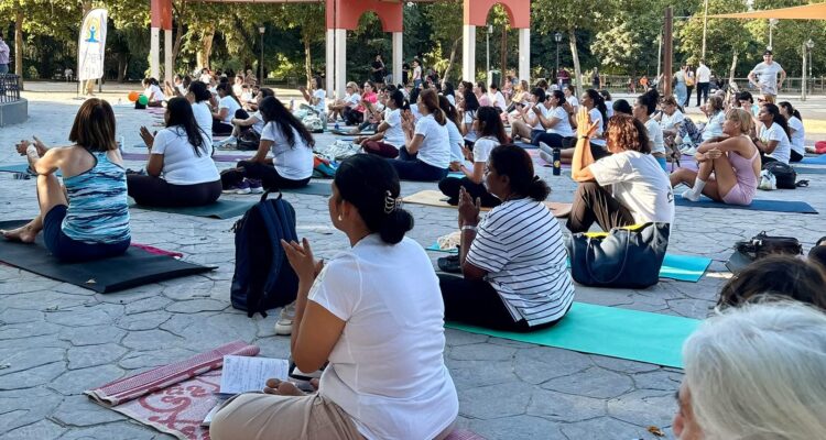 El parque de Berlín ha acogido la sesión ‘Yoga para un envejecimiento saludable’