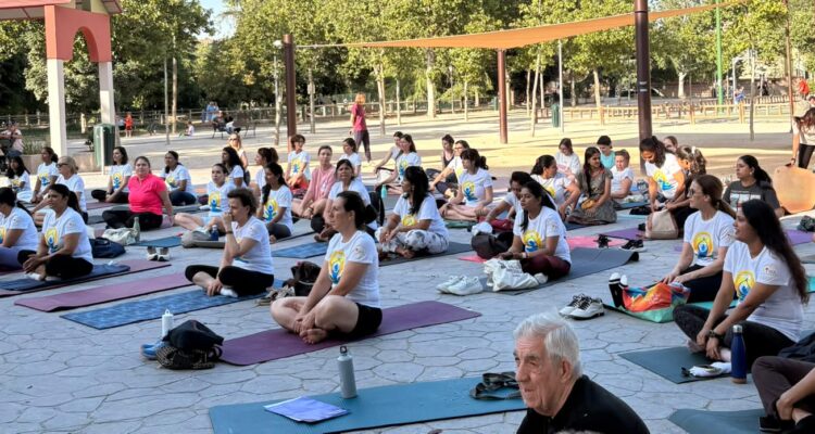 El parque de Berlín ha acogido la sesión ‘Yoga para un envejecimiento saludable’