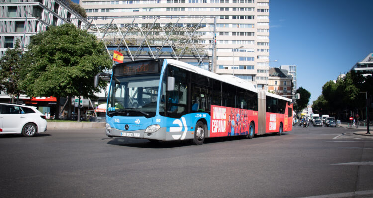 Imagen de un autobús de la EMT con el vinilo de apoyo a la selección española de fútbol