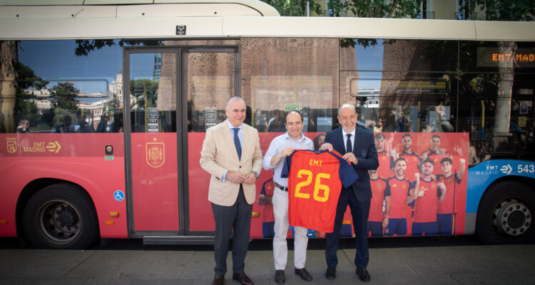 El delegado de Urbanismo, Medio Ambiente y Movilidad, Borja Carabante, presenta una acción de la EMT de apoyo a la selección española de fútbol