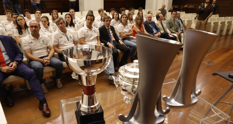 El alcalde de Madrid, José Luis Martínez-Almeida, recibe a los equipos de hockey sobre hierba del Club de Campo Villa de Madrid