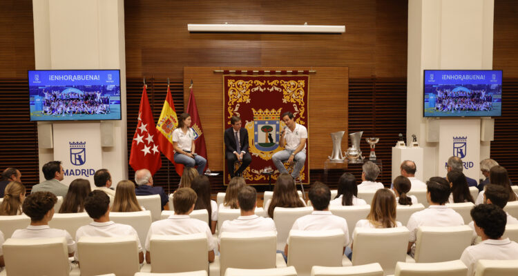 El alcalde de Madrid, José Luis Martínez-Almeida, recibe a los equipos de hockey sobre hierba del Club de Campo Villa de Madrid