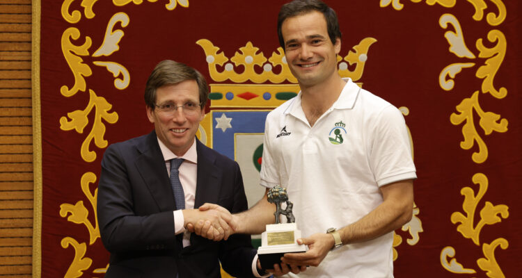 El alcalde de Madrid, José Luis Martínez-Almeida, recibe a los equipos de hockey sobre hierba del Club de Campo Villa de Madrid