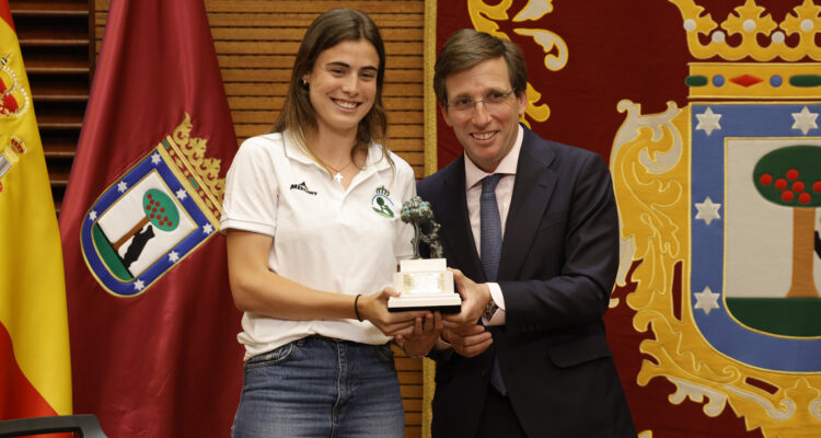 El alcalde de Madrid, José Luis Martínez-Almeida, recibe a los equipos de hockey sobre hierba del Club de Campo Villa de Madrid