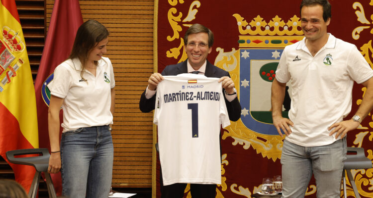 El alcalde de Madrid, José Luis Martínez-Almeida, recibe a los equipos de hockey sobre hierba del Club de Campo Villa de Madrid