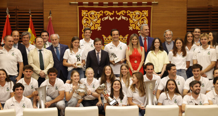 El alcalde de Madrid, José Luis Martínez-Almeida, recibe a los equipos de hockey sobre hierba del Club de Campo Villa de Madrid