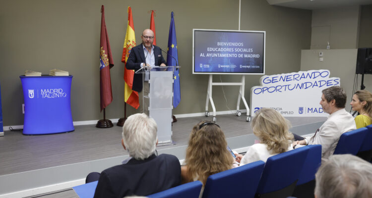 La delegada de Economía, Innovación y Hacienda, Engracia Hidalgo, y el delegado de Políticas Sociales, Familia e Igualdad, José Fernández, dan la bienvenida a la nueva promoción de educadores sociales