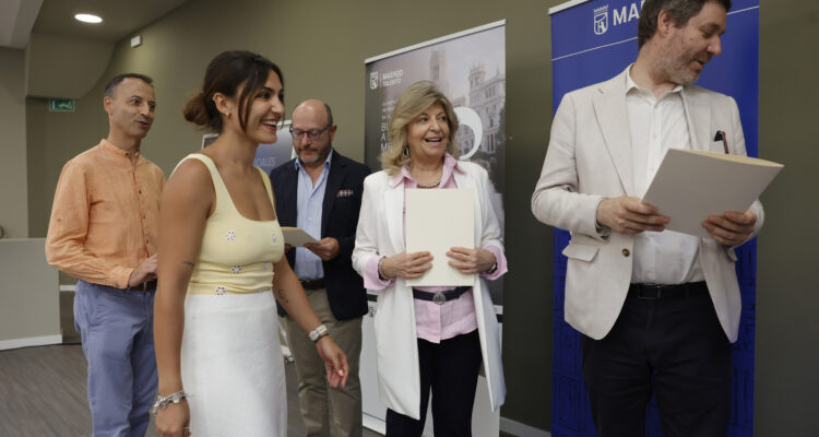 La delegada de Economía, Innovación y Hacienda, Engracia Hidalgo, y el delegado de Políticas Sociales, Familia e Igualdad, José Fernández, dan la bienvenida a la nueva promoción de educadores sociales
