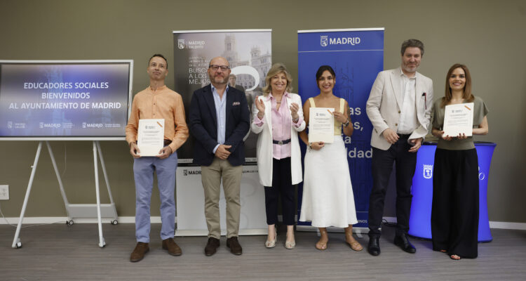La delegada de Economía, Innovación y Hacienda, Engracia Hidalgo, y el delegado de Políticas Sociales, Familia e Igualdad, José Fernández, dan la bienvenida a la nueva promoción de educadores sociales