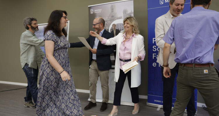 La delegada de Economía, Innovación y Hacienda, Engracia Hidalgo, y el delegado de Políticas Sociales, Familia e Igualdad, José Fernández, dan la bienvenida a la nueva promoción de educadores sociales