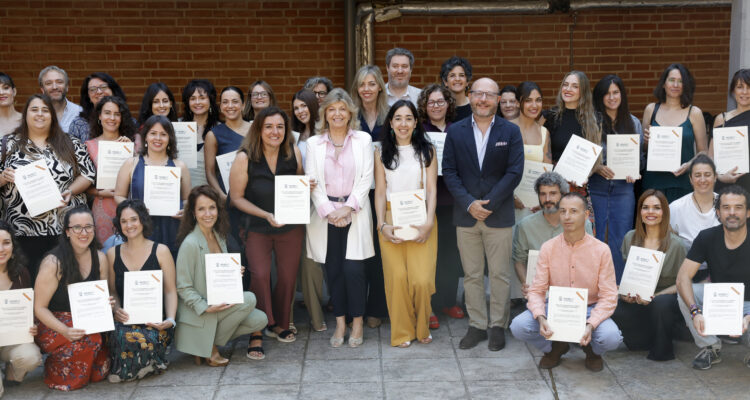La delegada de Economía, Innovación y Hacienda, Engracia Hidalgo, y el delegado de Políticas Sociales, Familia e Igualdad, José Fernández, dan la bienvenida a la nueva promoción de educadores sociales