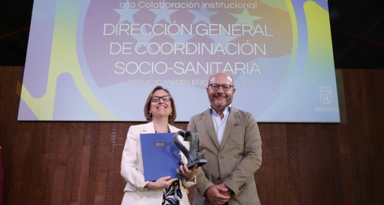 El delegado de Políticas Sociales, Familia e Igualdad, José Fernández entrega los Reconocimientos SAMUR Social 2026