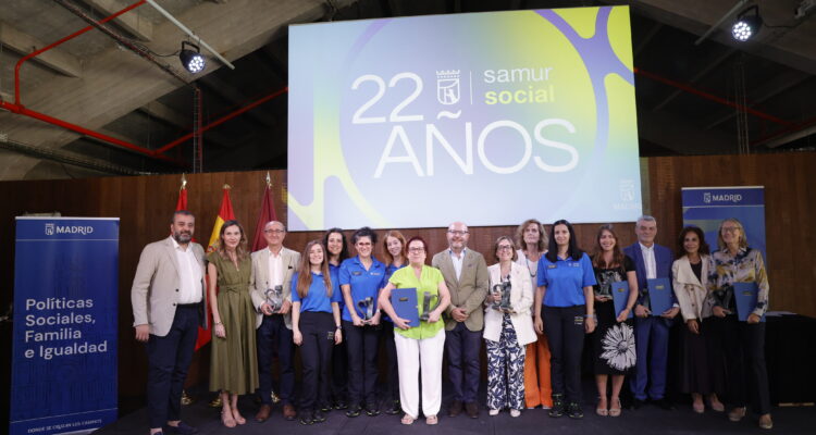 El delegado de Políticas Sociales, Familia e Igualdad, José Fernández entrega los Reconocimientos SAMUR Social 2026