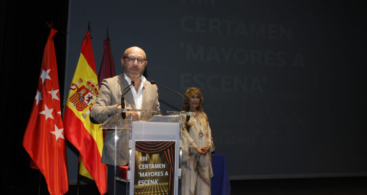 El delegado de Políticas Sociales, Familia e Igualdad, José Fernández, interviene en la gala final de la XIII edición del Certamen de Teatro ‘Mayores a Escena’