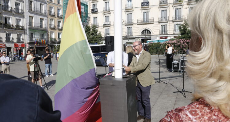 Fernández, acompañado por otros miembros del equipo de Gobierno, ha participado hoy en el izado de la bandera LGTBI