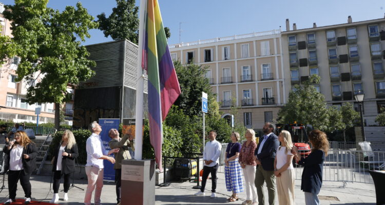 Fernández, acompañado por otros miembros del equipo de Gobierno, ha participado hoy en el izado de la bandera LGTBI
