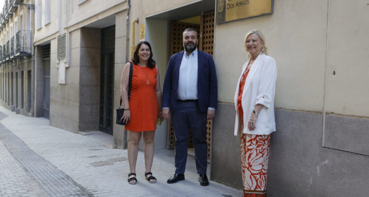 García Romero visita el entorno del Centro Municipal de Mayores Dos Amigos de Centro