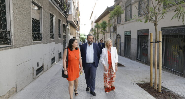 García Romero visita el entorno del Centro Municipal de Mayores Dos Amigos de Centro